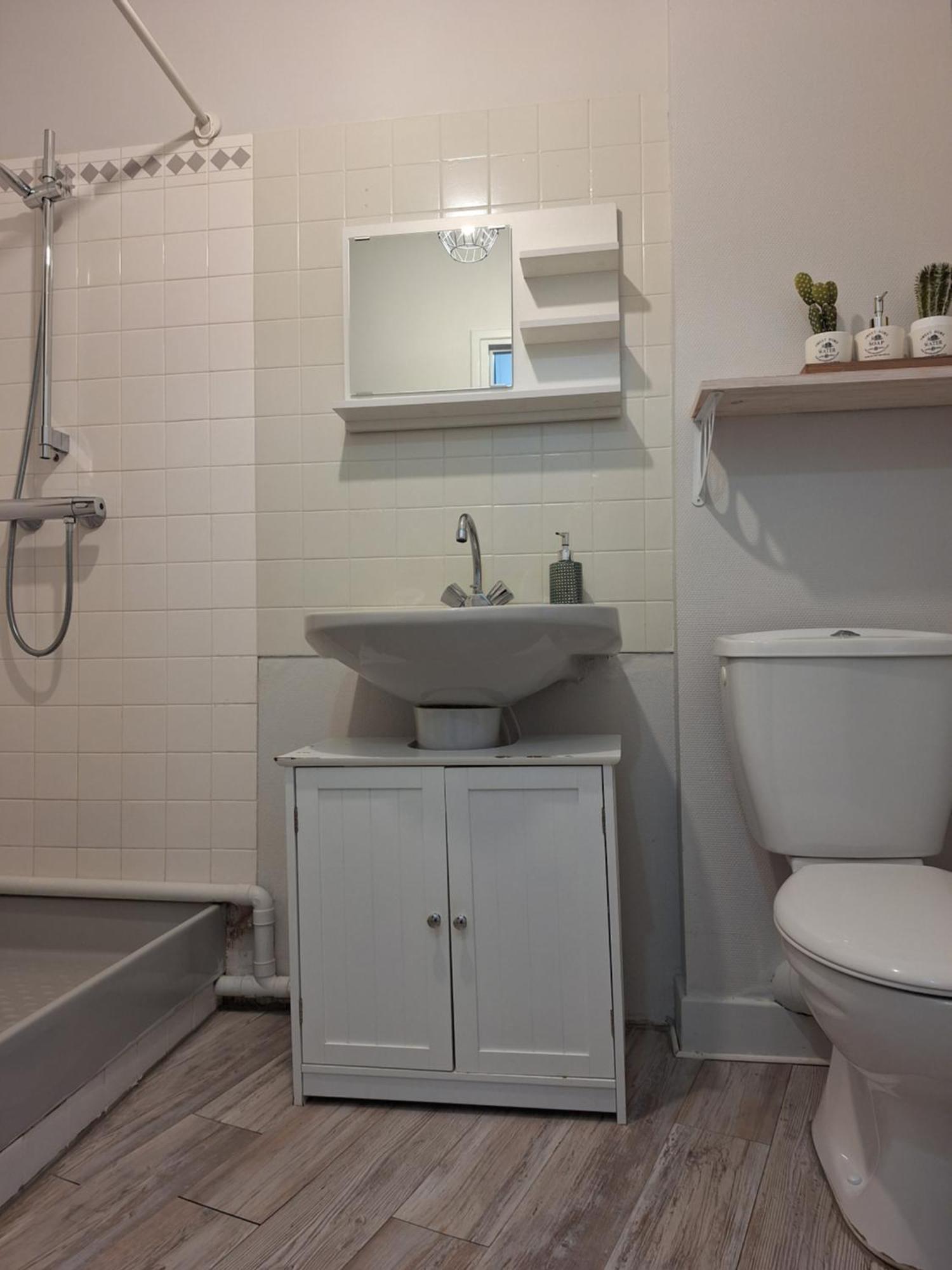 Appartement F2 Centre-Ville Issoire Avec Jolie Vue Exterior photo