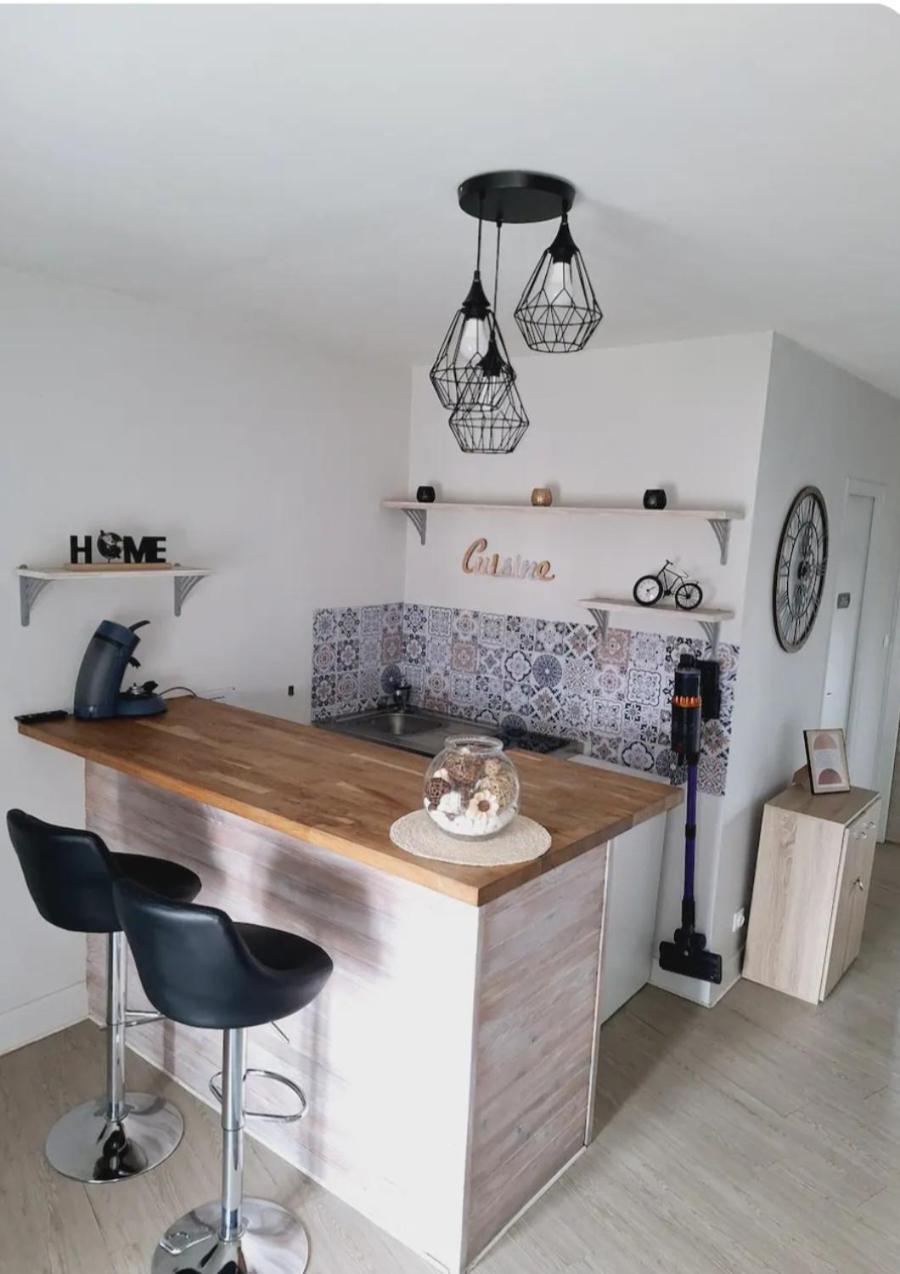 Appartement F2 Centre-Ville Issoire Avec Jolie Vue Exterior photo