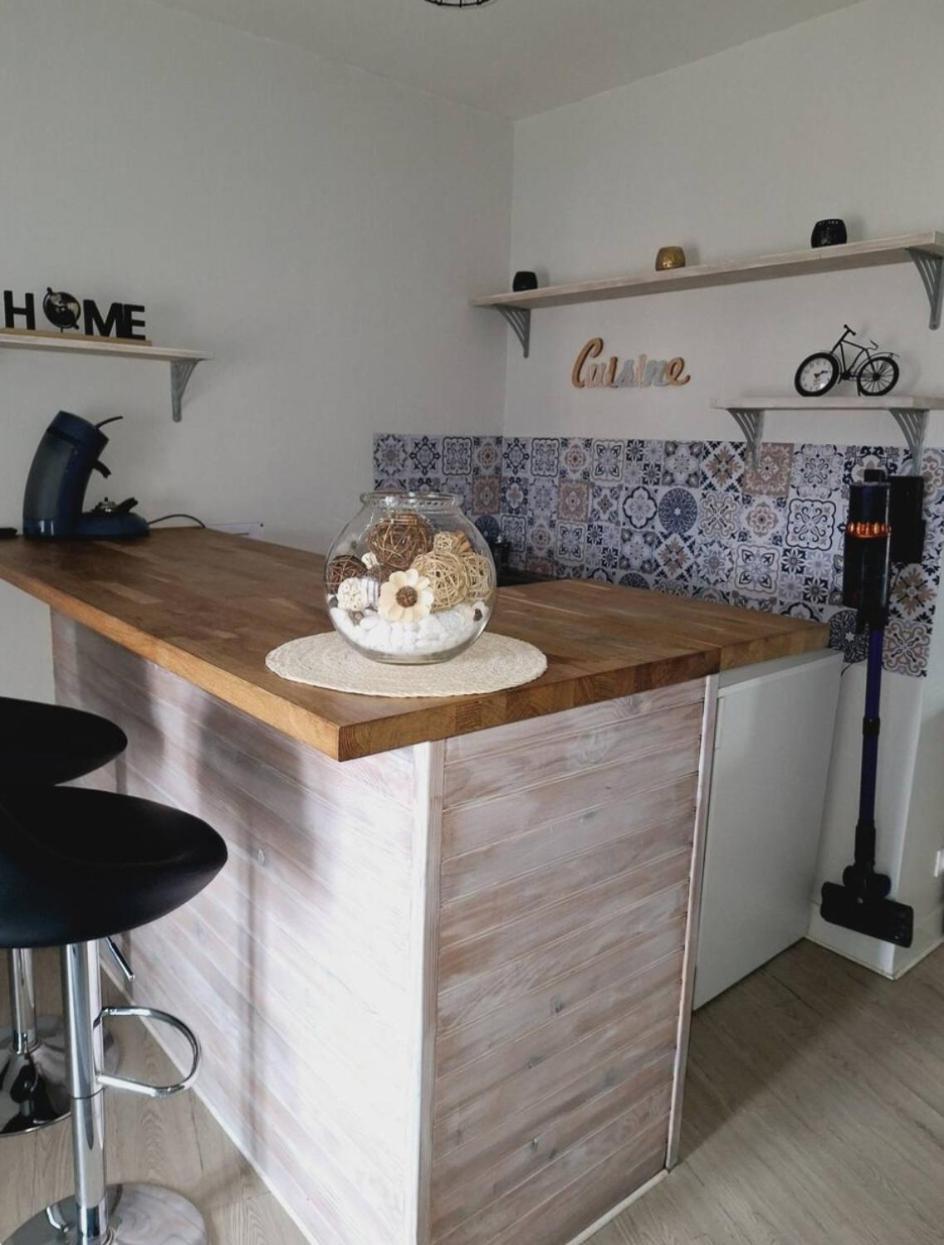 Appartement F2 Centre-Ville Issoire Avec Jolie Vue Exterior photo